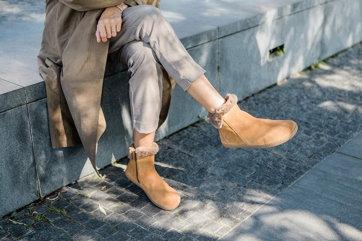 Barefoot kozačky FLUFFY v béžové barvě sladěné s šedým outfitem